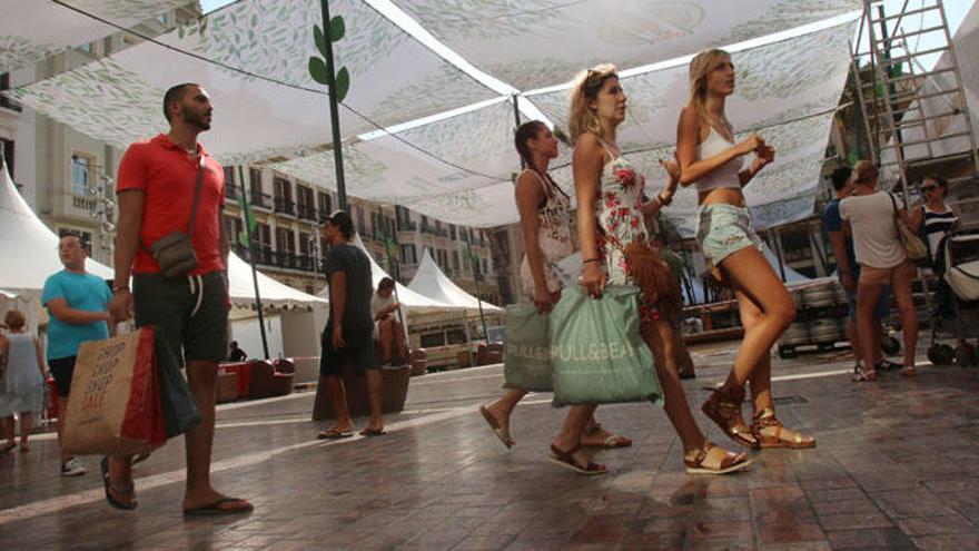 El Centro de Málaga ya está prácticamente preparado para el inicio de la Feria.