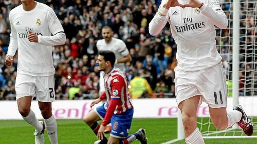 Bale (dreta) celebra el primer gol del Madrid, abans de lesionar-se