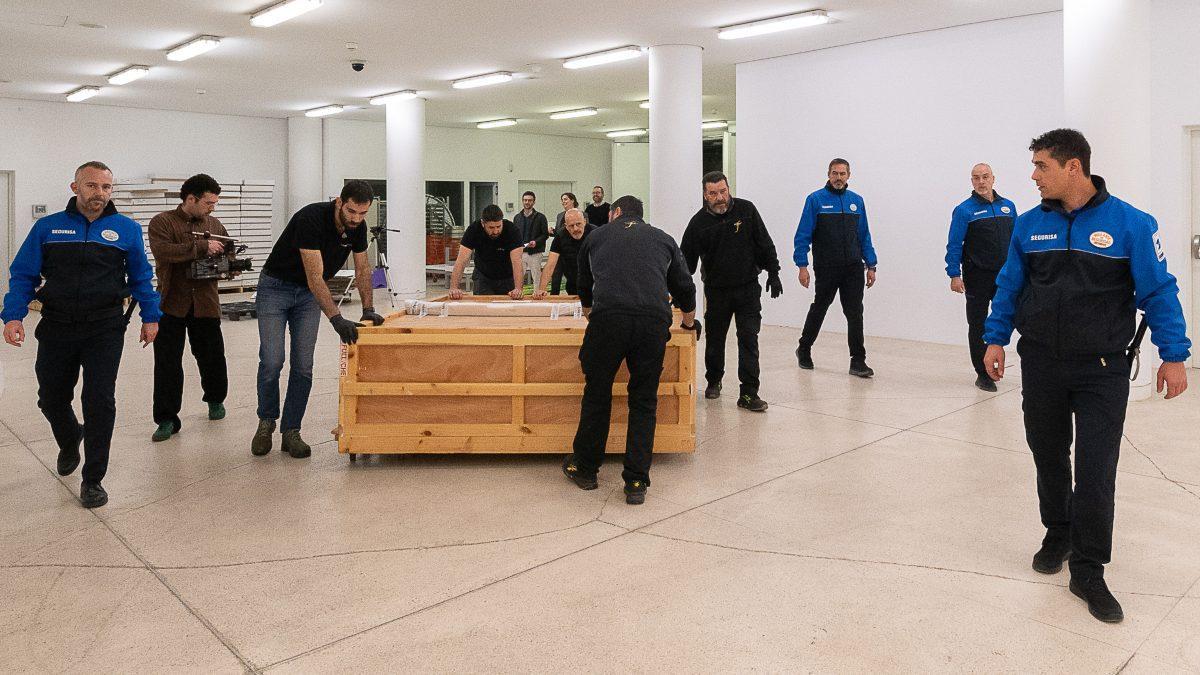 Máxima seguridad: así llegan a Santiago los tesoros reales del Museo de Tierra Santa