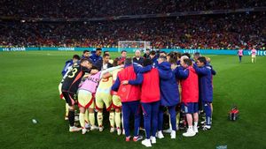 Jugadores y cuerpo técnico se reúnen en un corro a la conclusión de la final