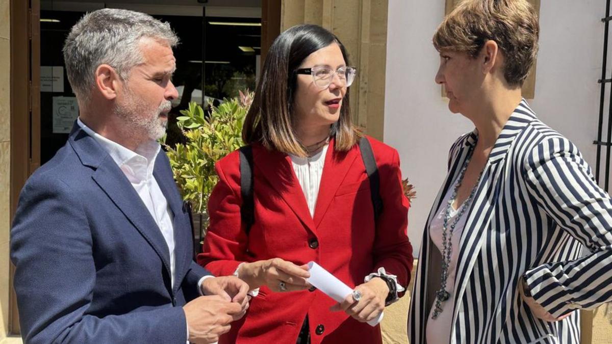 Los socialistas Bernal, Isabel Pérez y Emma Molina.