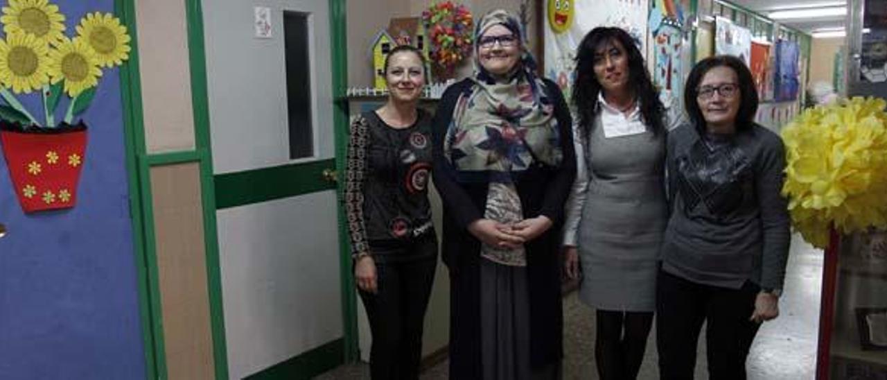 La directora del centro,  ayer,junto a miembros  de la comisión escolar. Foto: Miguel Ángel Montesinos.