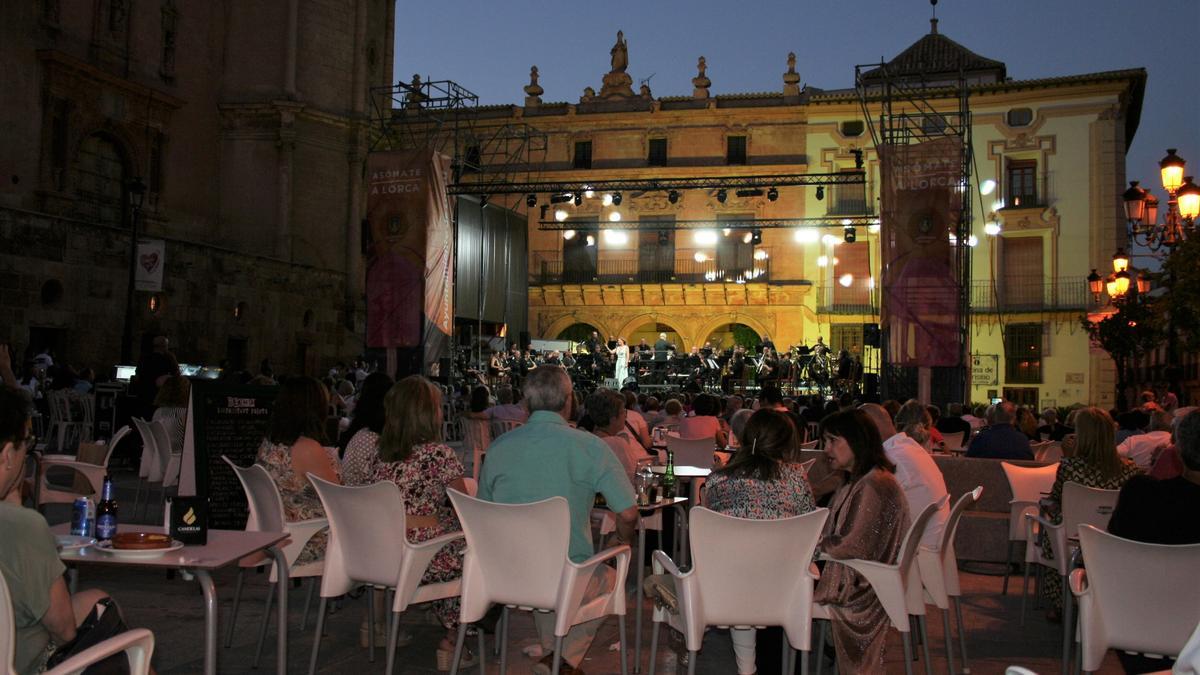 La Plaza de España aparecía abarrotada de público que seguía la actuación con interés.