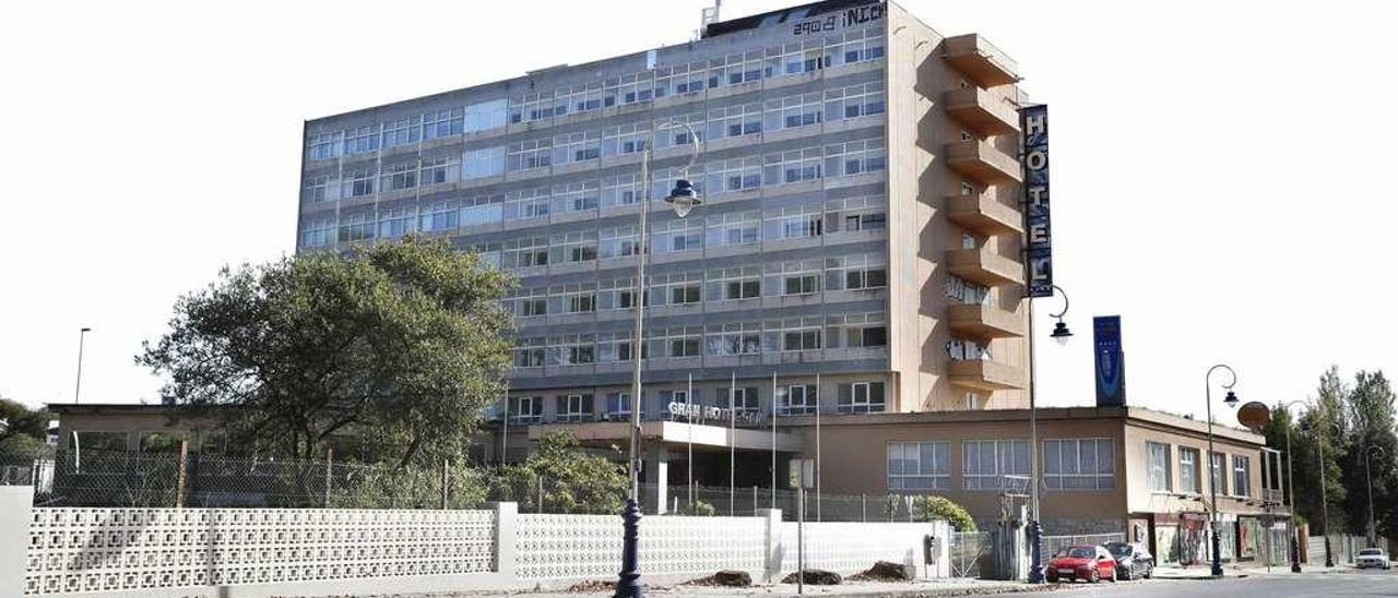 El edificio actual del hotel Samil, que deberá derribarse para levantar un nuevo inmueble de menor altura. // Ricardo Grobas