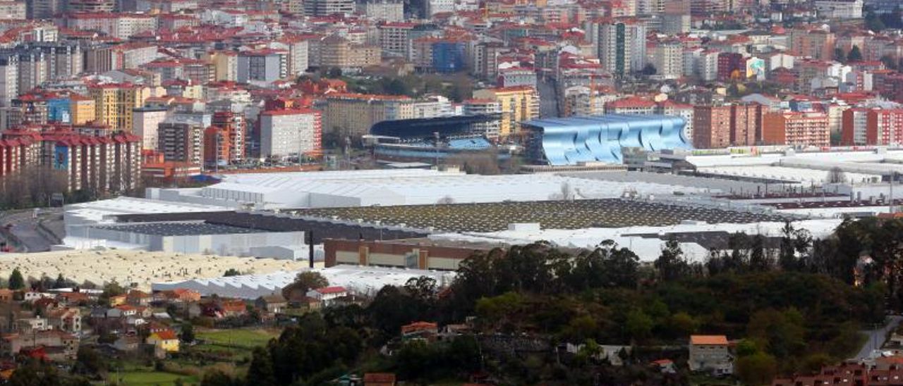 Vista de la factoría de Stellantis en Vigo, con Balaídos y la ciudadal fondo.