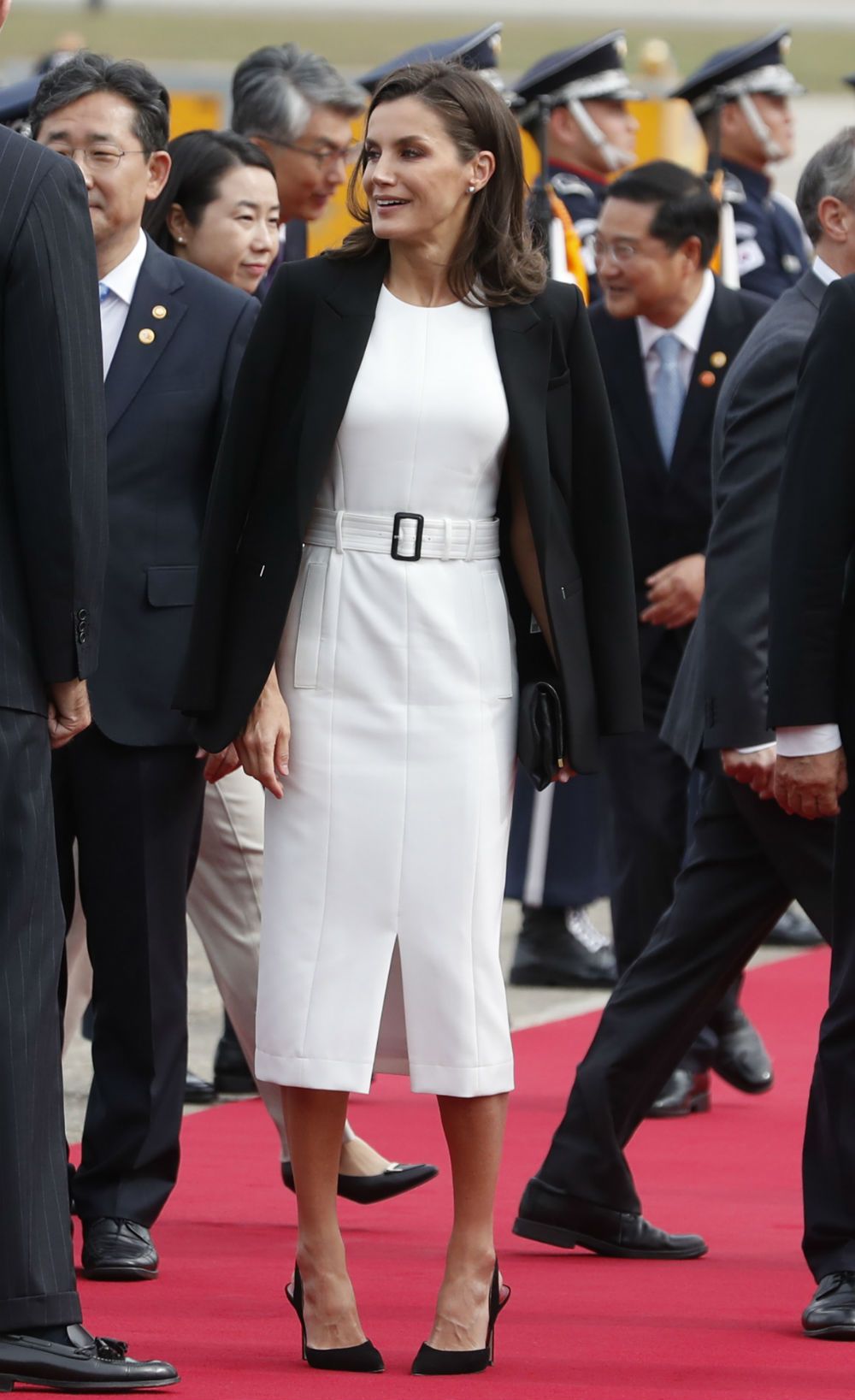 La Reina Letizia con vestido blanco y blazer negra