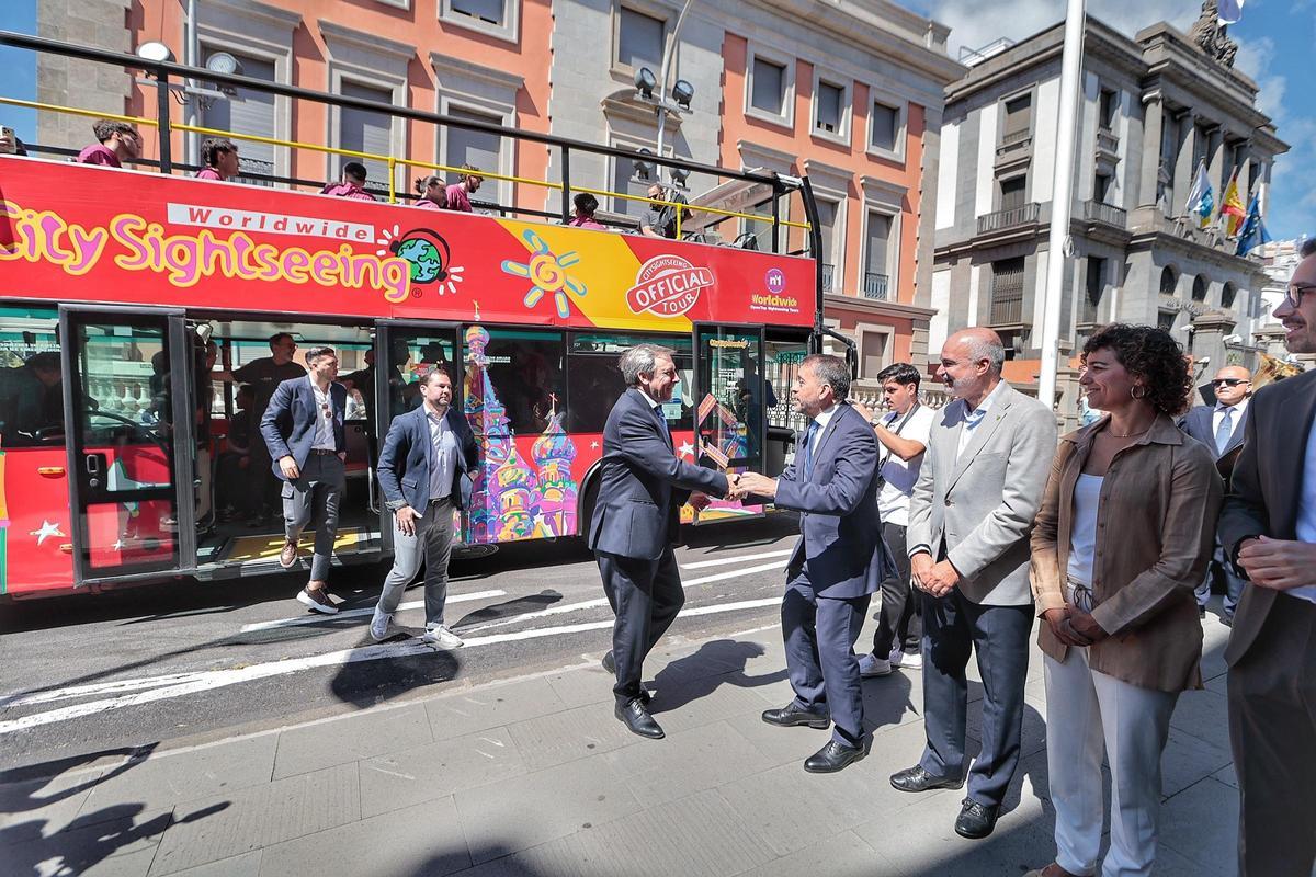 Así fue la visita institucional del CD Tenerife al Ayuntamiento de Santa Cruz