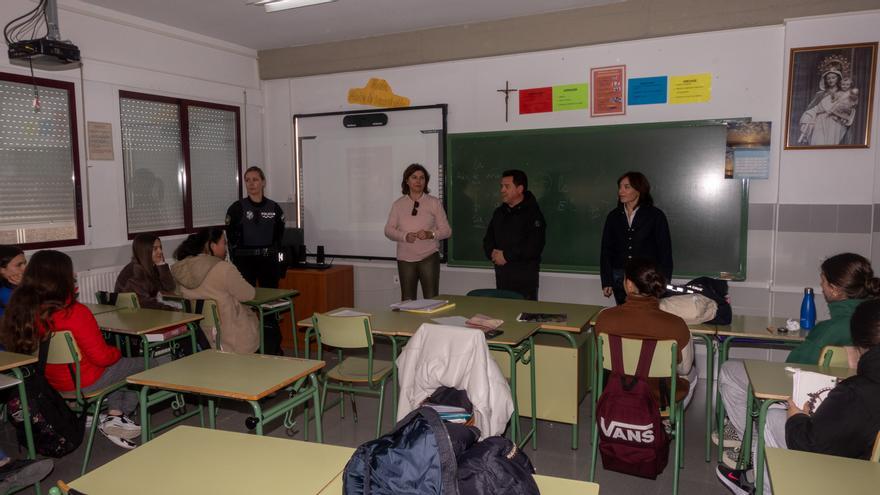 La Policía Local y el CAVI de Caravaca imparten charlas para prevenir la violencia de género entre la población adolescente