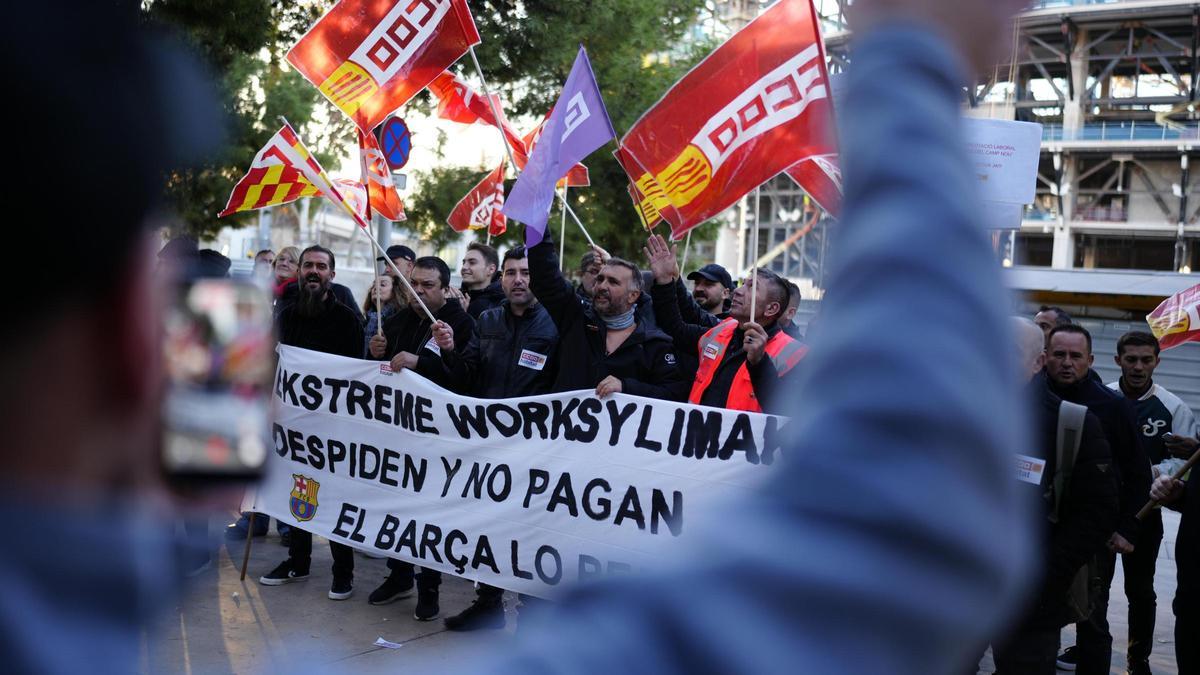 Trabajadores de una subcontrata del Camp Nou protestan frente al estadio