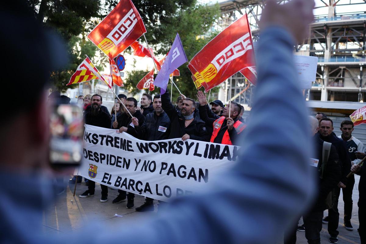 Trabajadores de una subcontrata del Camp Nou protestan frente al estadio