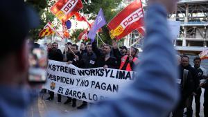 Trabajadores de una subcontrata del Camp Nou protestan frente al estadio