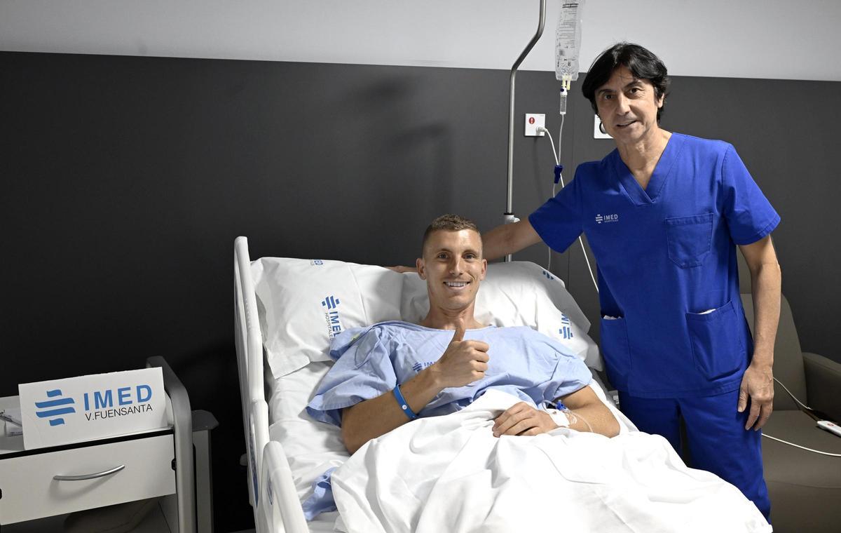 Alberto González, central del Real Murcia, tras ser intervenido este jueves del menisco de su rodilla.