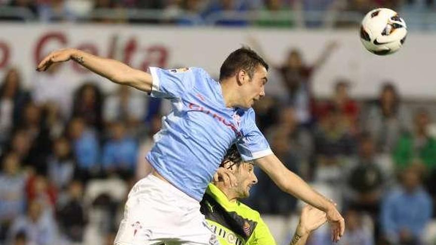 Aspas salta con Colotto durante el partido del sábado. // Ricardo Grobas