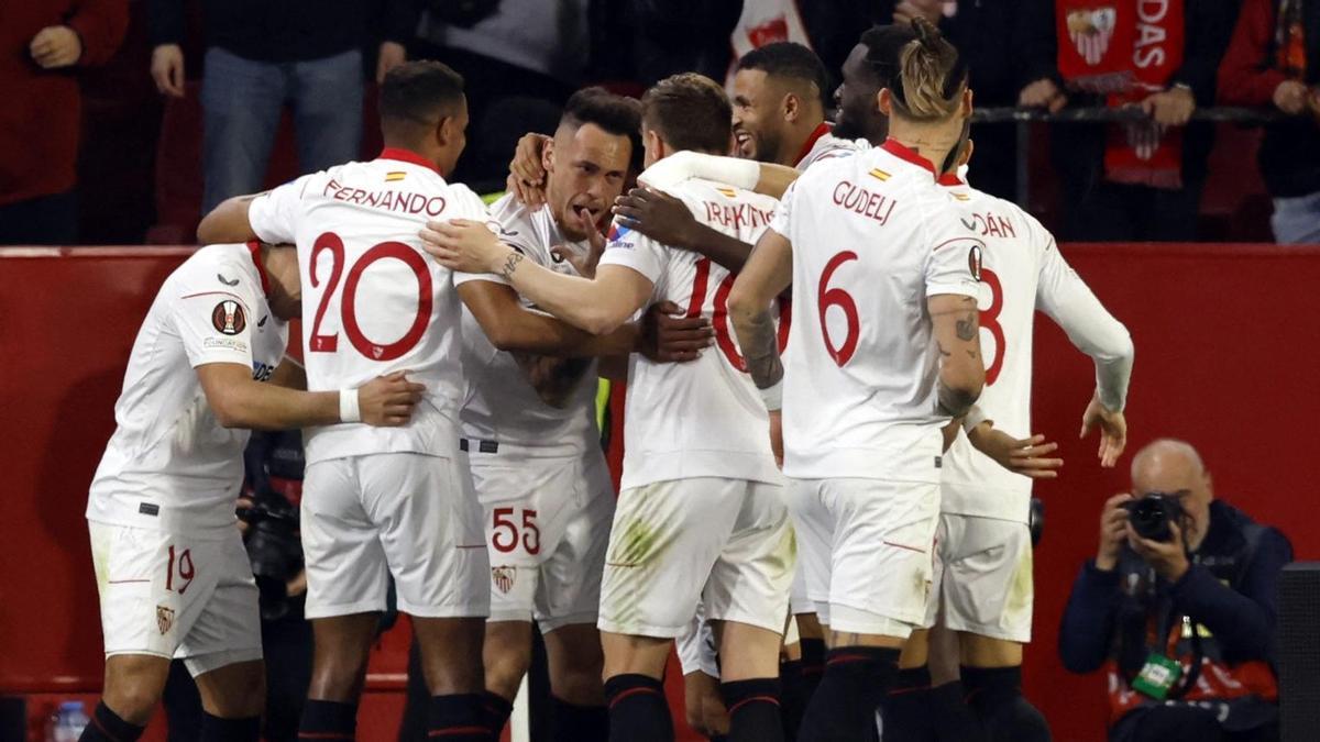 Lucas Ocampos celebra su gol juno a su compañeros.