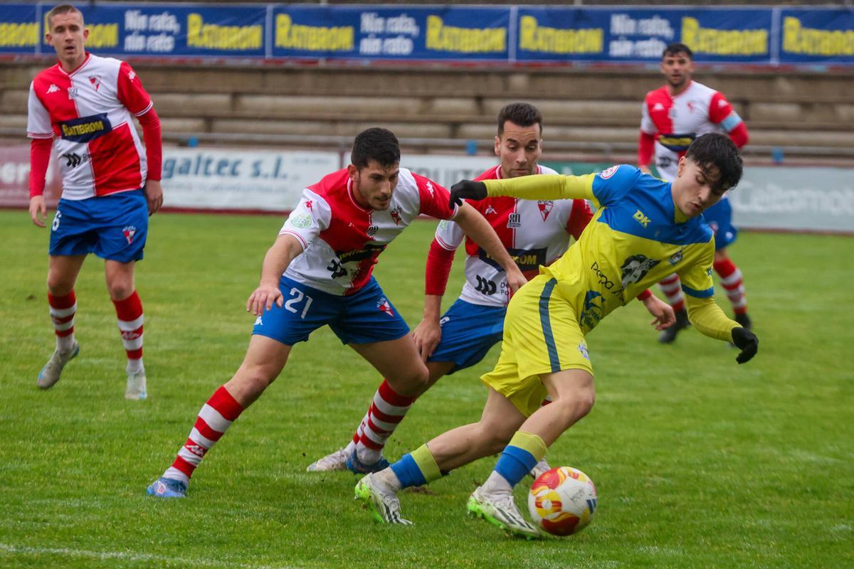 Las imágenes del derbi de O Salnés entre Arosa y Cambados en A Lomba