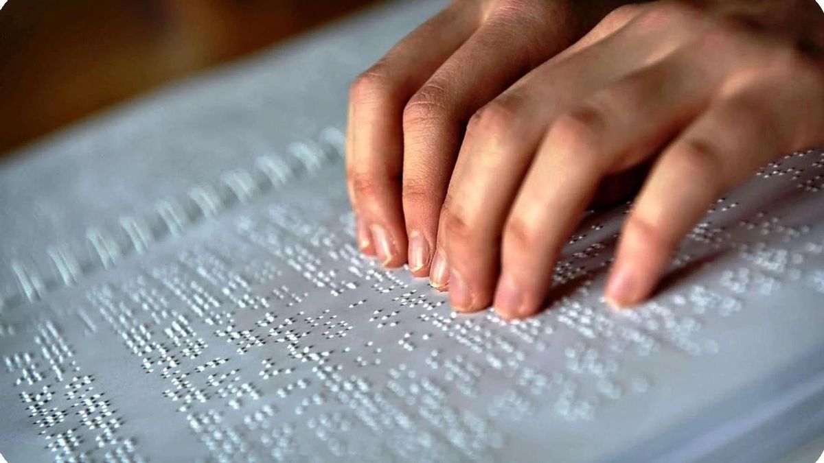 Una persona ciega lee usando el sistema braille.