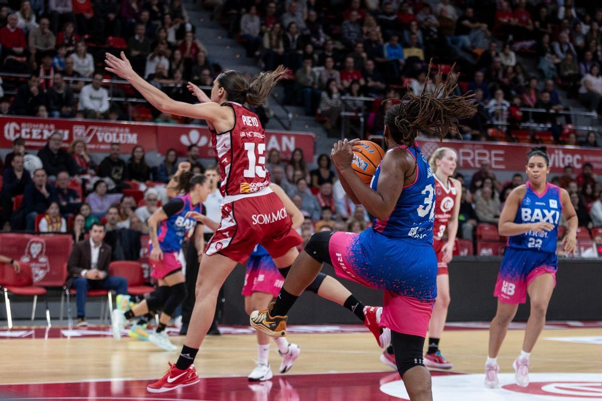 Helena Pueyo, por los aires en un choque liguero ante el Ferrol en el Felipe