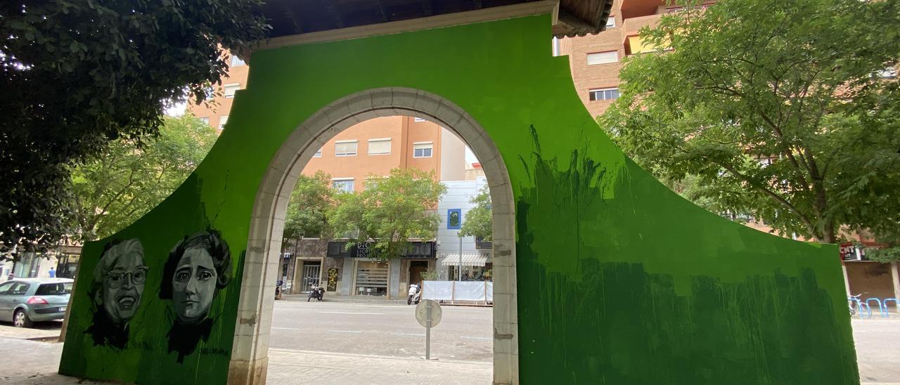 El Ayuntamiento de Palma permite que un mural transforme la histórica puerta del Parc de Ses Veles