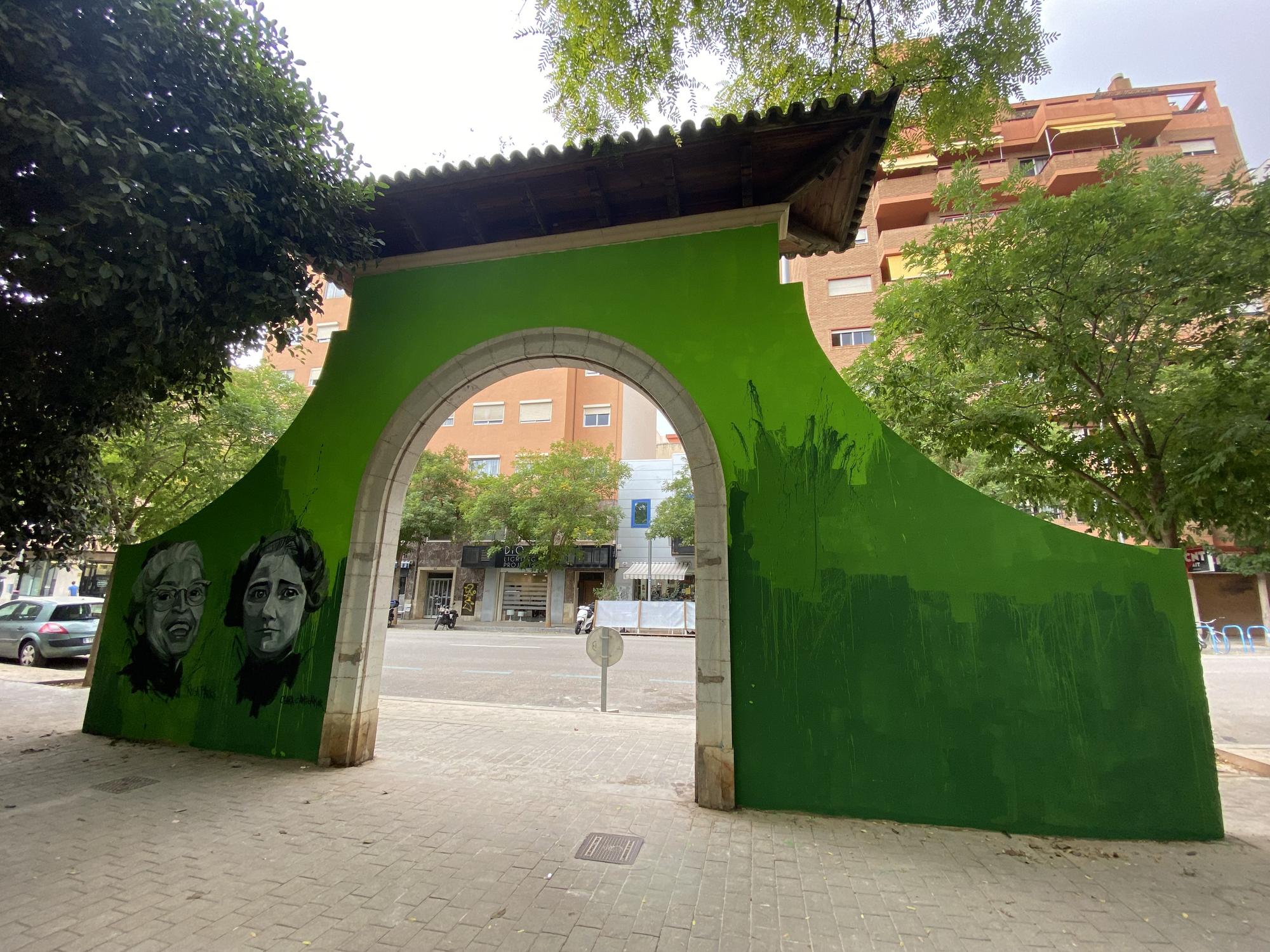 El Ayuntamiento de Palma permite que un mural transforme la histórica puerta del Parc de Ses Veles