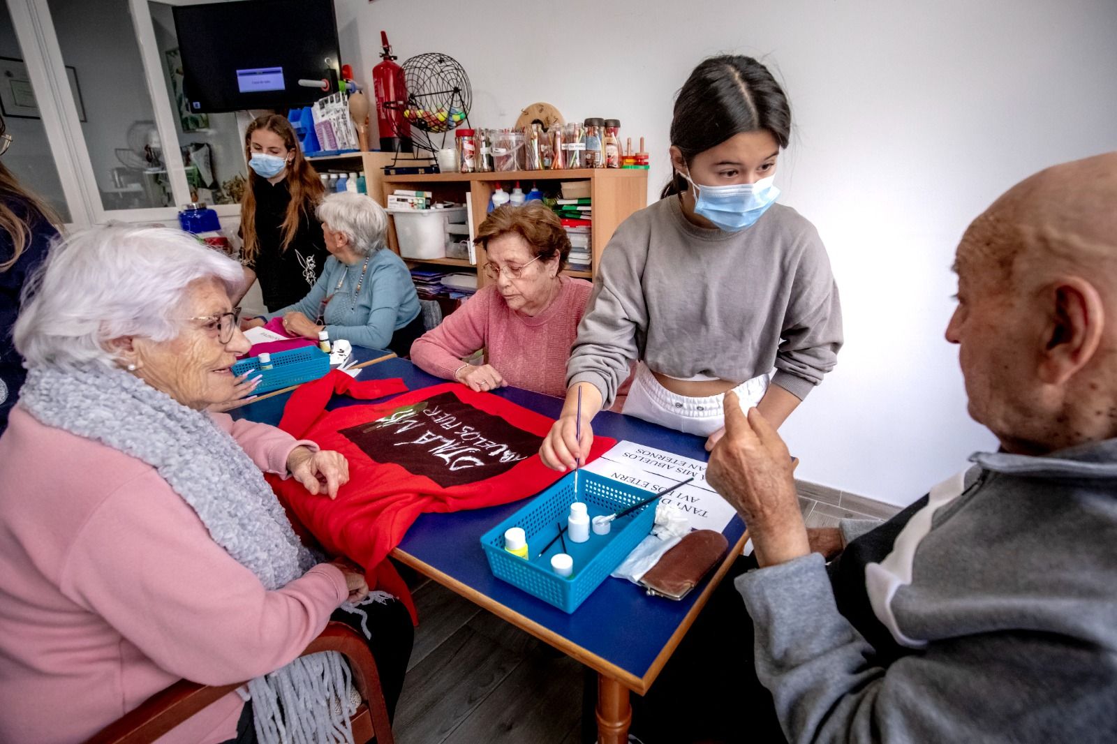 "Mayores y niños del barrio de Foners de Palma trabajan y disfrutan juntos: la mezcla perfecta de alegría y cariño"