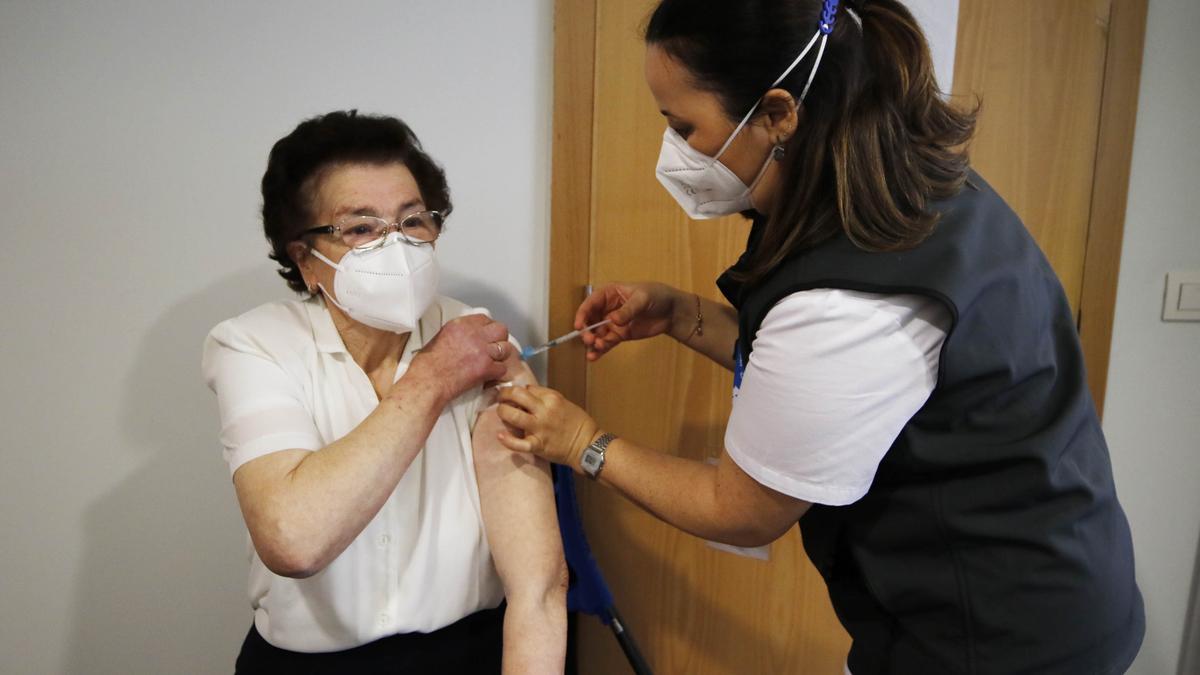 Una mujer recibe la vacuna frente al COVID en un centro de salud de Vigo. // Alba Villar
