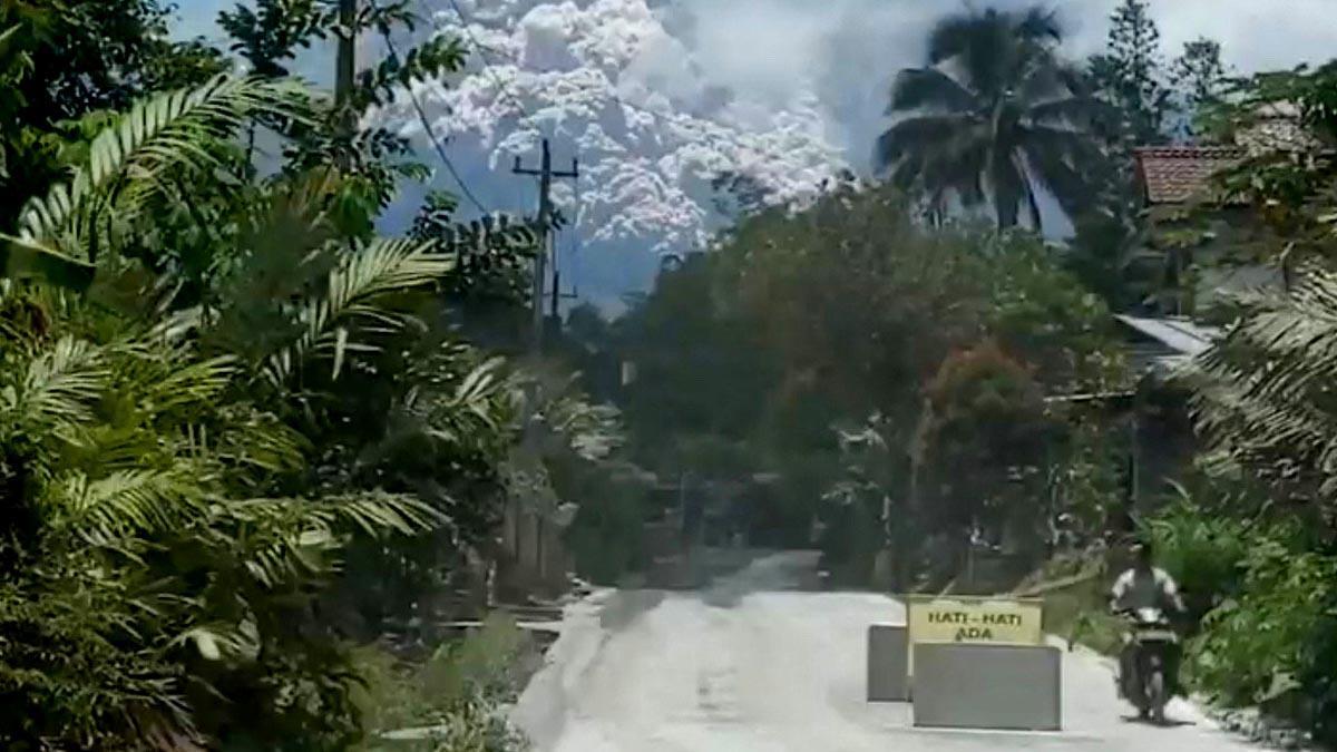 El volcán Monte Merapi hace erupción, visto desde Magelang, provincia de Java Central, Indonesia.