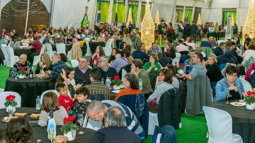 Arriba, asistentes á Festa do Viño Espumoso de 2024. Á dereita, autoridades na inauguración das xornadas enolóxicas.   | // D.P.