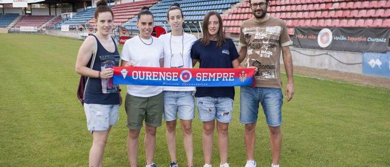 Las jugadoras unionistas posan con el técnico, ayer, en O Couto. // B. Lorenzo