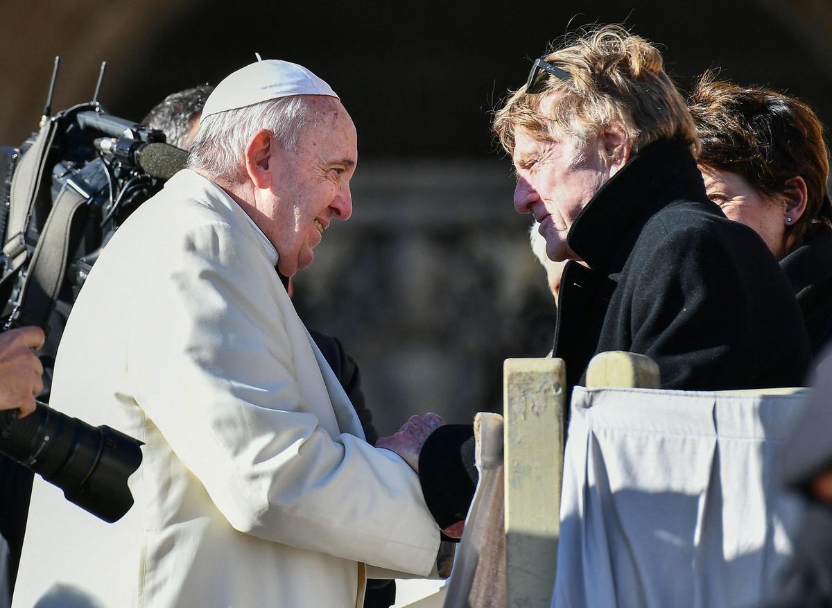 Robert Redford saluda al papa Francisco, durante una audiencia en la plaza de San Pedro de El Vaticano, en diciembre del 2019.