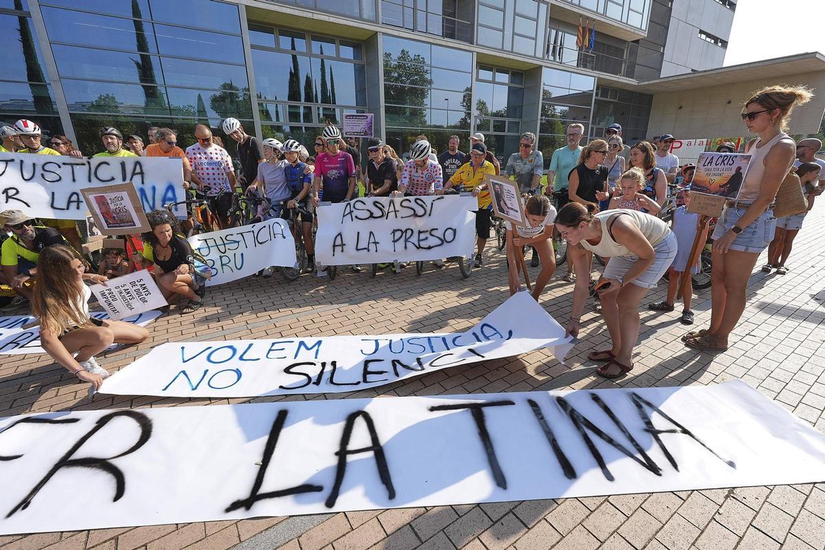 Les imatges de la concentració de rebuig a la condemna pel conductor que va matar una ciclista als Àngels