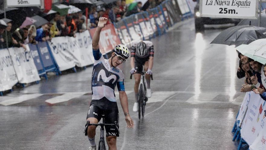 Iván García Cortina celebra su victoria en la segunda etapa de la Vuelta Ciclista a Asturias de este año, con final en Pola de Lena. |