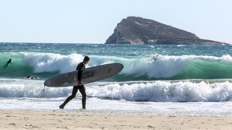 Surfistas en la Cala de Finestrat, esta mañana