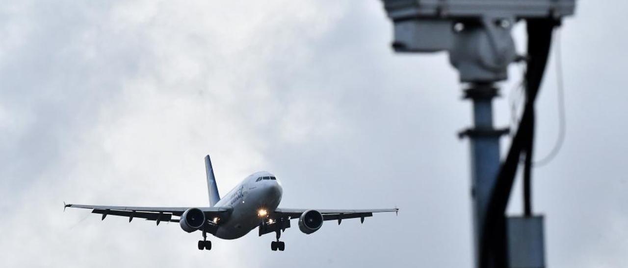 Un avión en el aeropuerto de Londres Gatwick.