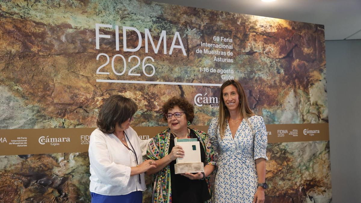 Por la izquierda, Silvia Suárez, Carolina García y Ángela Pumariega, ayer, en la Feria de Muestras.