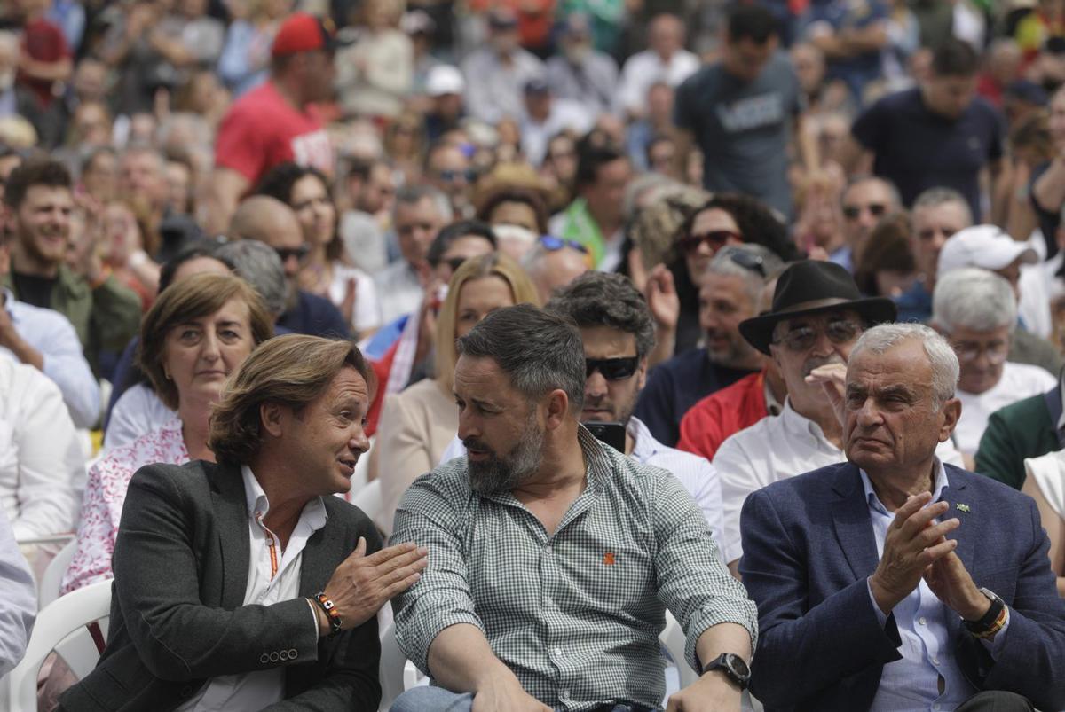 Jorge Campos, Santiago Abascal y Fulgencio Coll, en un mitin de Vox en Palma. | MANU MIELNIEZUK