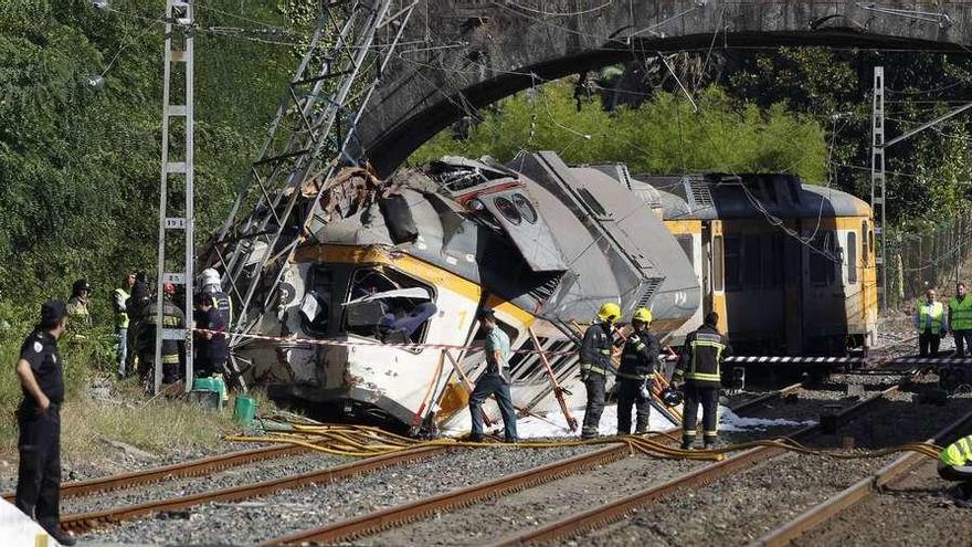 Bomberos y Guardia Civil inspeccionan el tren Celta descarrilado en O Porriño el 9 de septiembre. // Ricardo Grobas