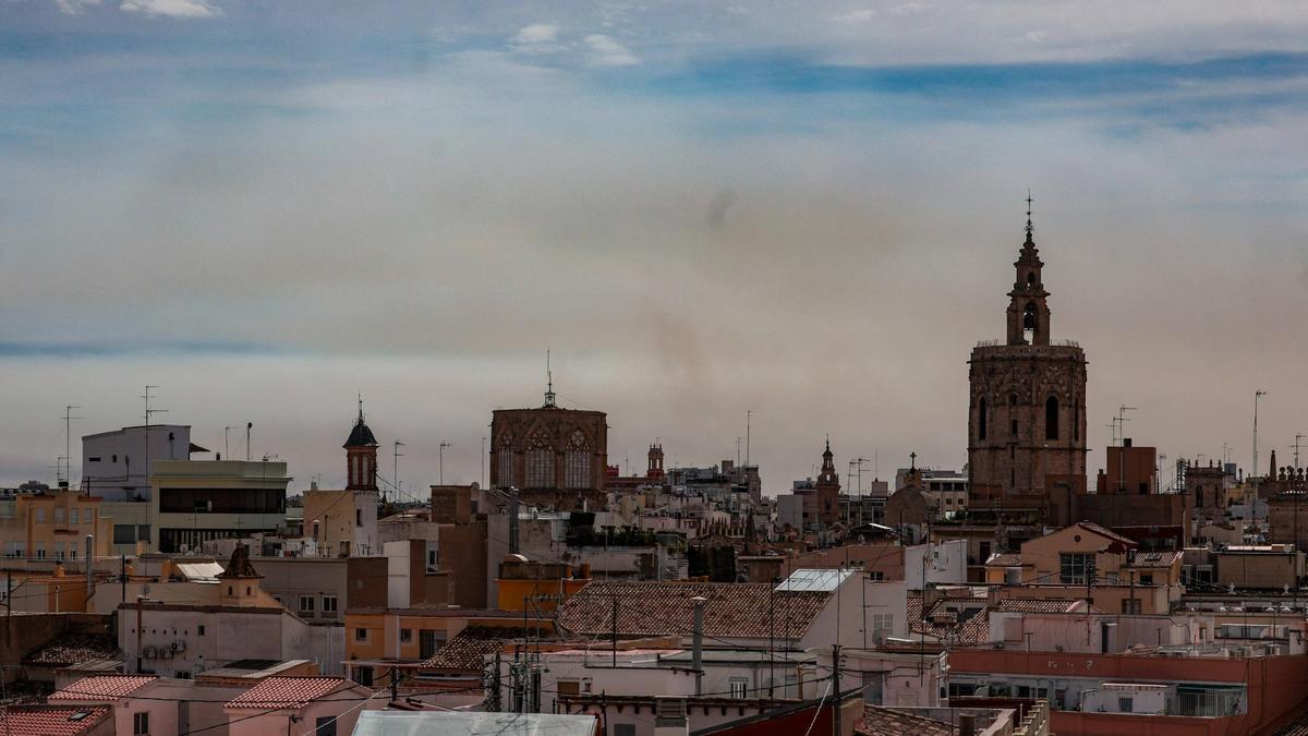 La torre campanario del Miguelete y la linterna de la catedral sobresalen en el horizonte de Ciutat Vella