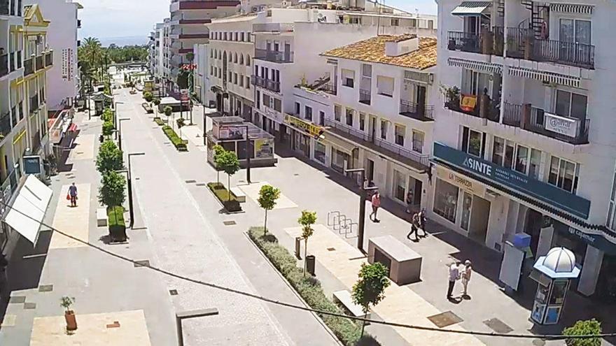 La calle Marqués del Duero, una de las más céntricas y comerciales de San Pedro Alcántara.