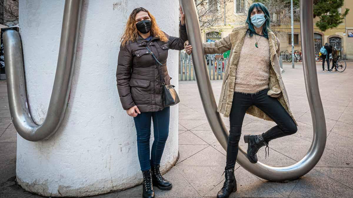 María y Susana Moreno, el lunes en la plaza de George Orwell.