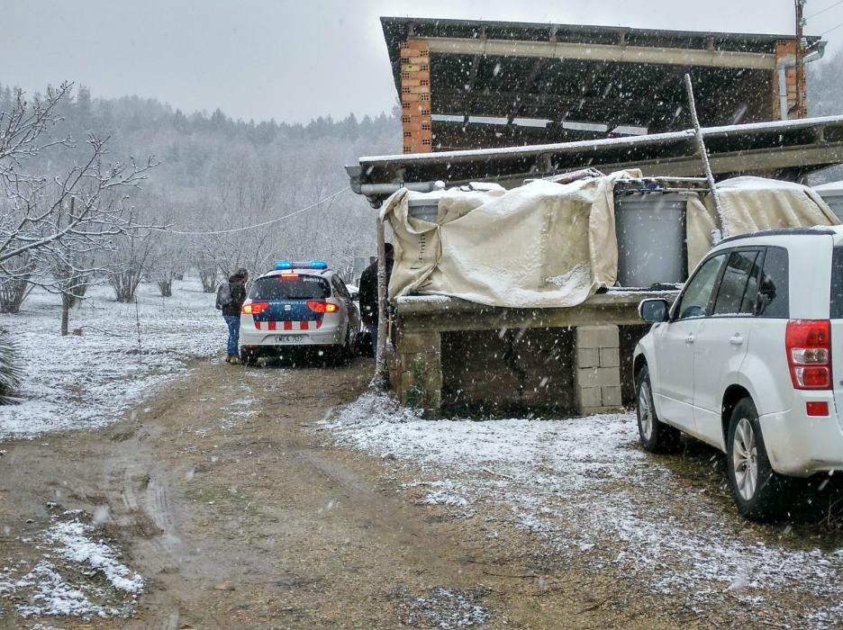 Reprenen els escorcolls de la casa del presumpte assassí de Susqueda.