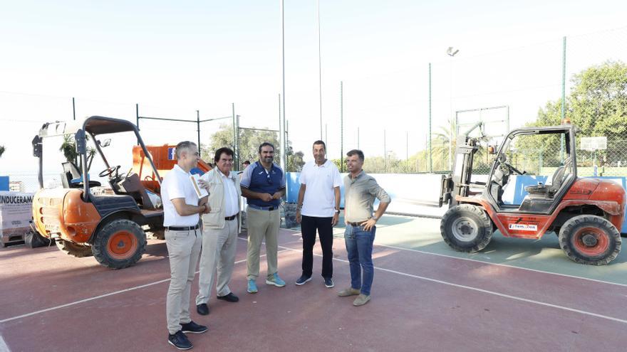 Los ediles de Obras y Deportes de Marbella (Málaga), Diego López y Manuel Cardeña, visita las actuaciones en el polideportivo Paco Cantos