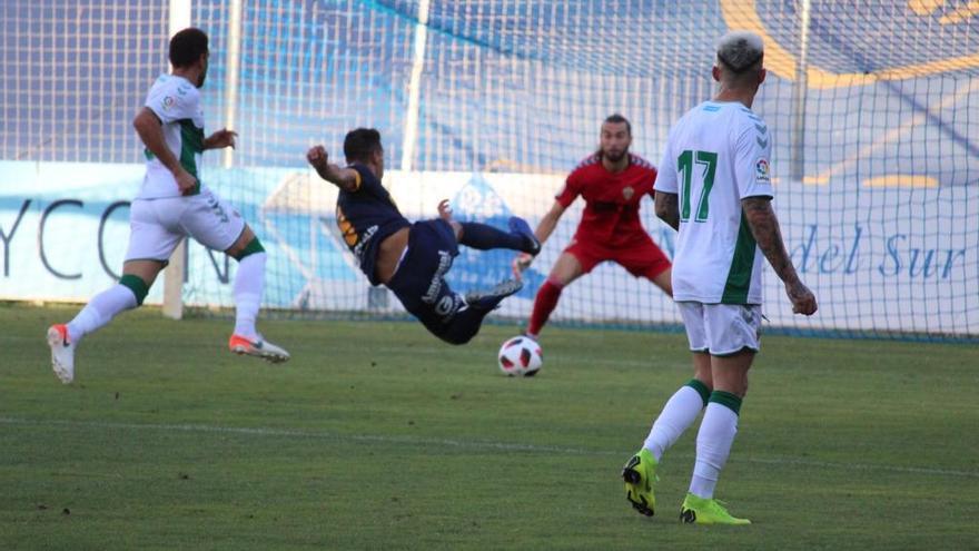 Acción del partido entre Elche y UCAM