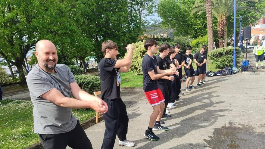 Alumnos del IES María Soliño enseñan a hacer deporte en la alameda de Cangas