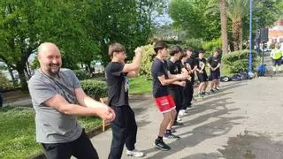 Alumnos del IES María Soliño enseñan a hacer deporte en la alameda de Cangas