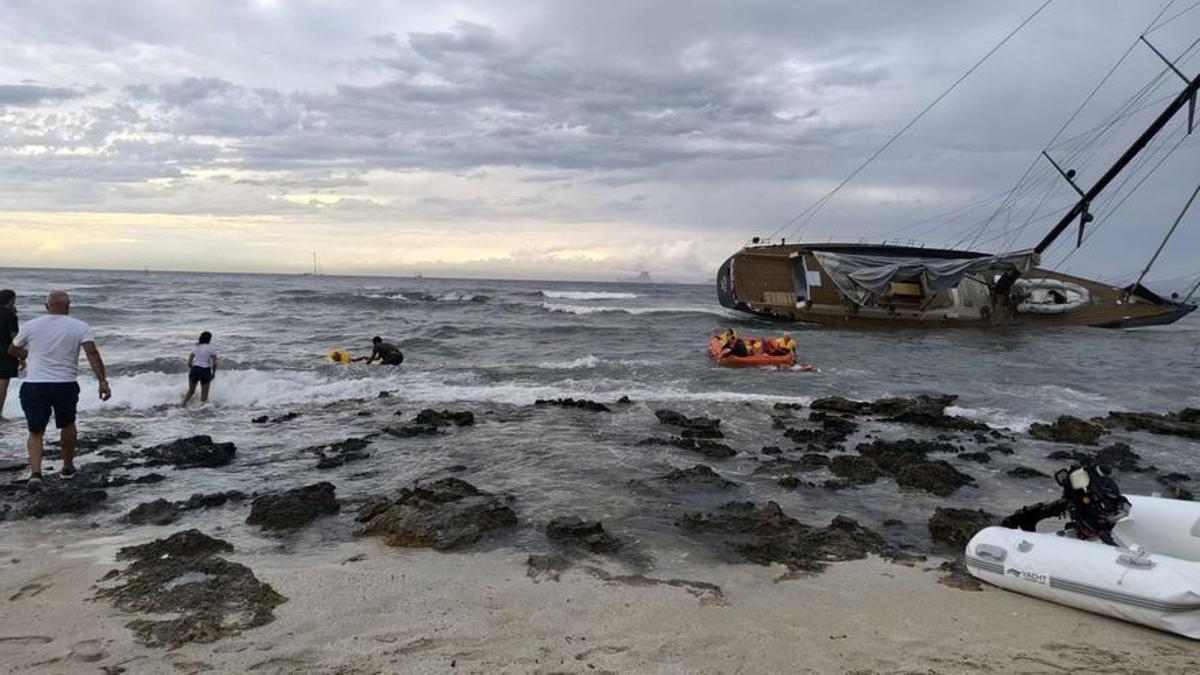 Los pasajeros de este velero fueron rescatados con una balsa, ayudados por la tripulación y paseantes.