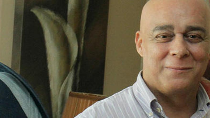 Roberto Simons, en su casa, con su inseparable gorro. // Jorge Santomé