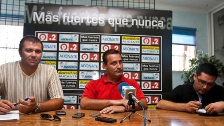 Raúl Díez Castillo, en el centro de la imagen, durante su presentación como presidente del Alicante CF el pasado 19 de agosto.