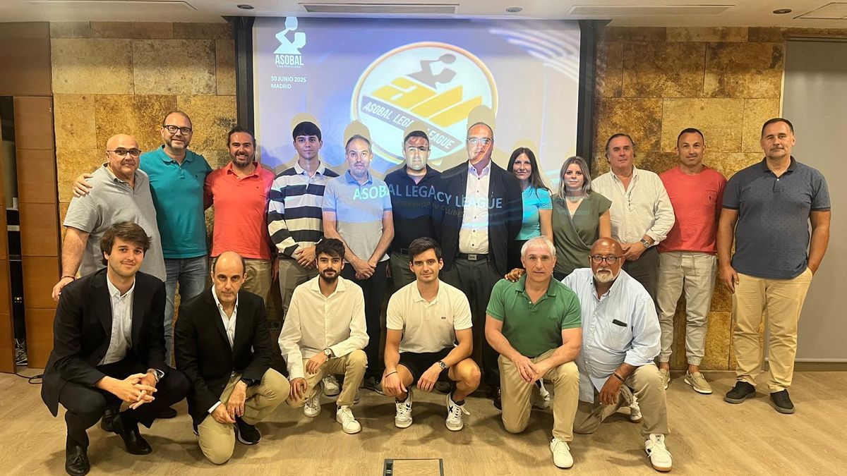 Foto de familia de la reunión de trabajo de ASOBAL.