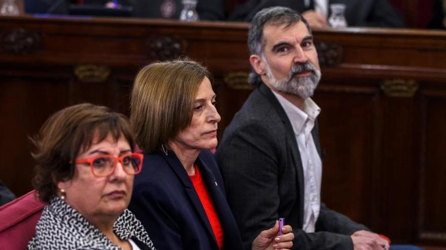 Dolors Bassa i Carme Forcadell amb Jordi Cuixart durant la primera jornada del judici de l&#039;1-O.