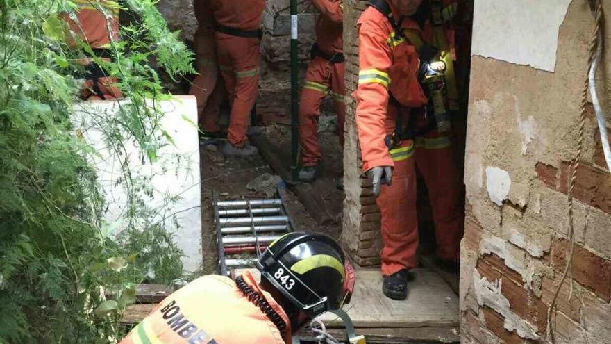 Los Bomberos intentando rescatar a la mujer. Foto: Consorcio Bomberos